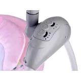 leżaczek huśtawka ustawiony w pokoju dziecięcym