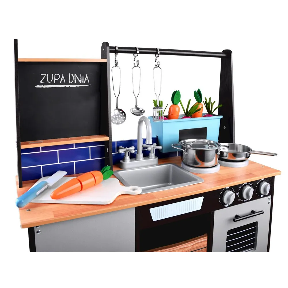 zbliżenie na lodówkę z podświetleniem LED w kuchni dziecięcej