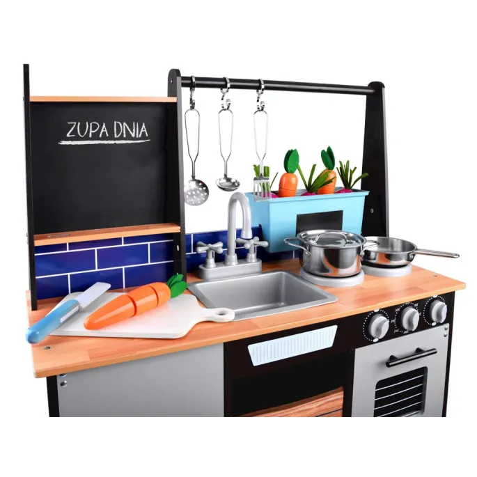 zbliżenie na lodówkę z podświetleniem LED w kuchni dziecięcej