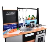 zbliżenie na lodówkę z podświetleniem LED w kuchni dziecięcej