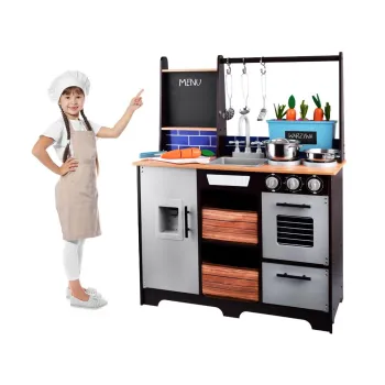 uchwyty na akcesoria i tablica kredowa w kuchni loftowej dla dzieci