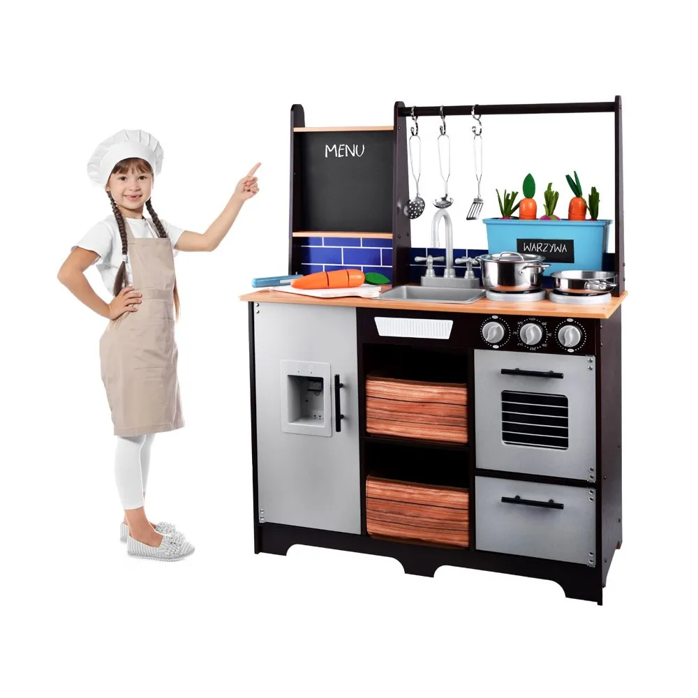 uchwyty na akcesoria i tablica kredowa w kuchni loftowej dla dzieci