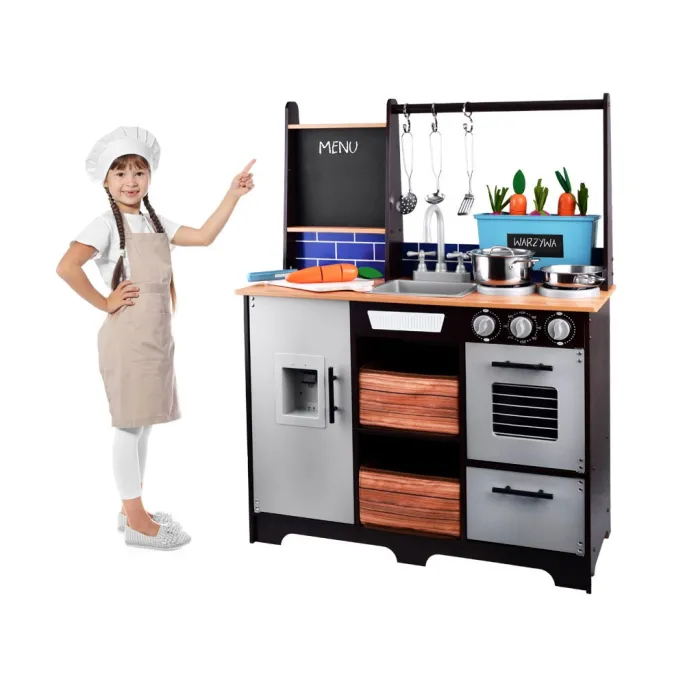 uchwyty na akcesoria i tablica kredowa w kuchni loftowej dla dzieci