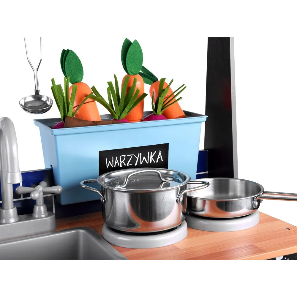 półka na nóż i pojemniki na warzywa w kuchni drewnianej