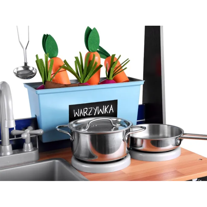 półka na nóż i pojemniki na warzywa w kuchni drewnianej