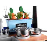 półka na nóż i pojemniki na warzywa w kuchni drewnianej