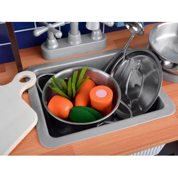 widok całej kuchni dziecięcej w stylu loft z otwartymi szafkami