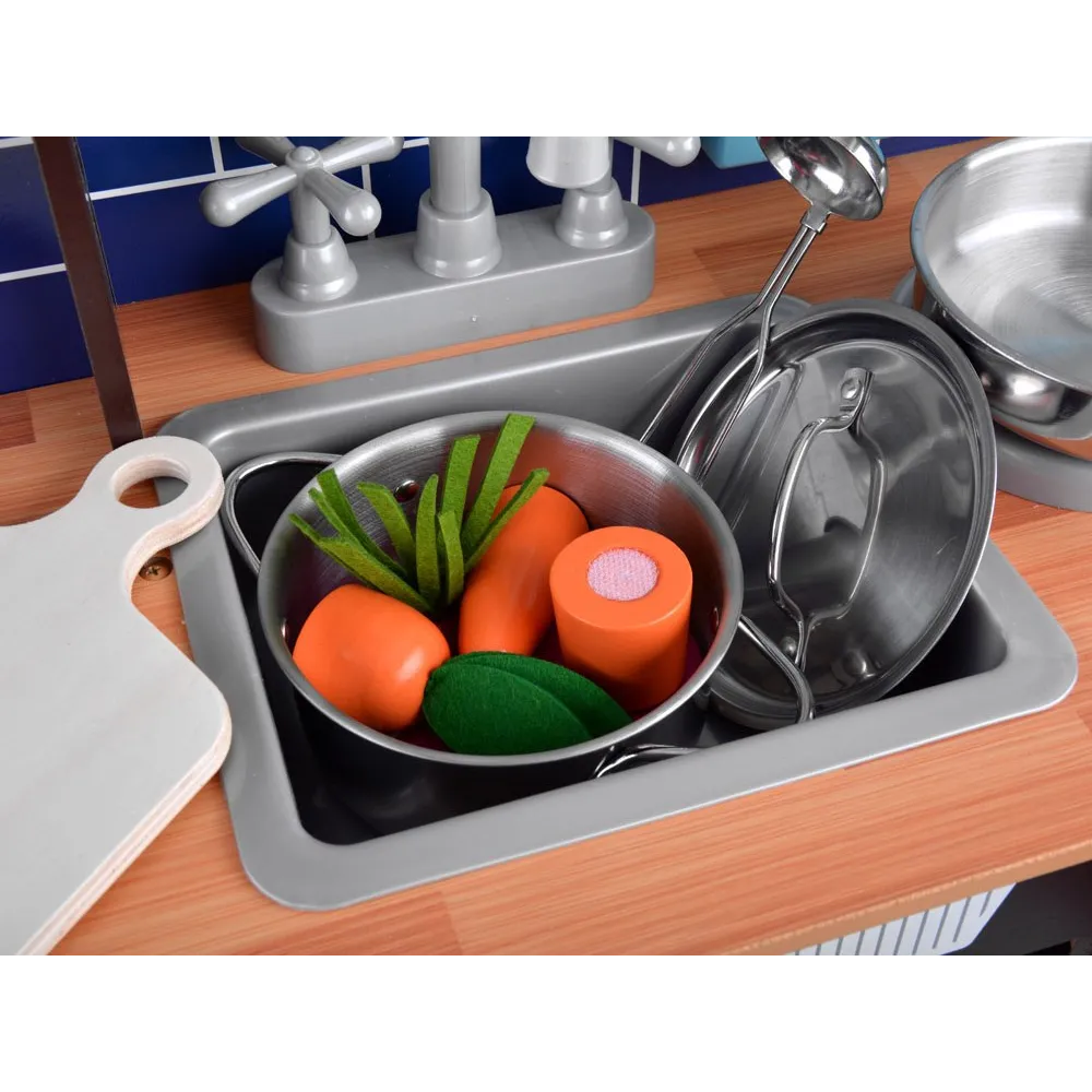 widok całej kuchni dziecięcej w stylu loft z otwartymi szafkami