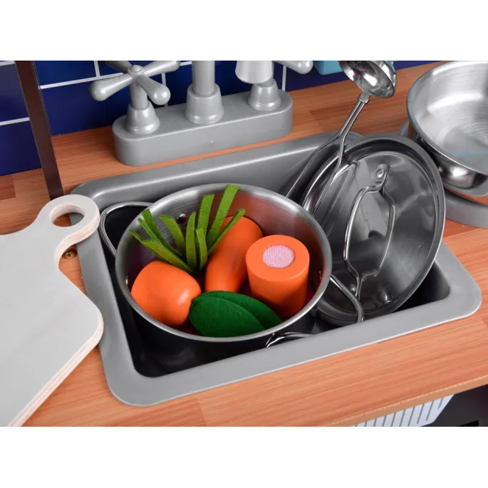 widok całej kuchni dziecięcej w stylu loft z otwartymi szafkami