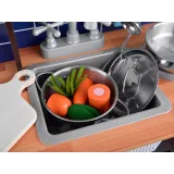 widok całej kuchni dziecięcej w stylu loft z otwartymi szafkami