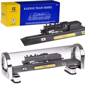 Model lokomotywy JNR C50 w tubie ochronnej na podstawce z torami