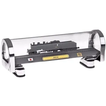 Widok na elegancką podstawkę z flagą Japonii i tabliczką modelu