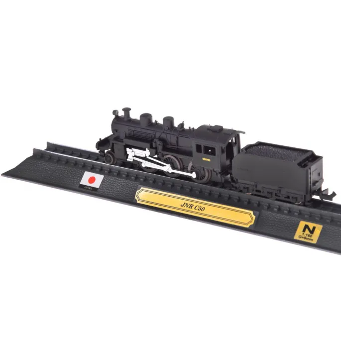 Złota tabliczka z nazwą maszyny na podstawce modelu JNR C50