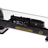 Widok srebrnych ramek tuby eksponującej model kolejowy