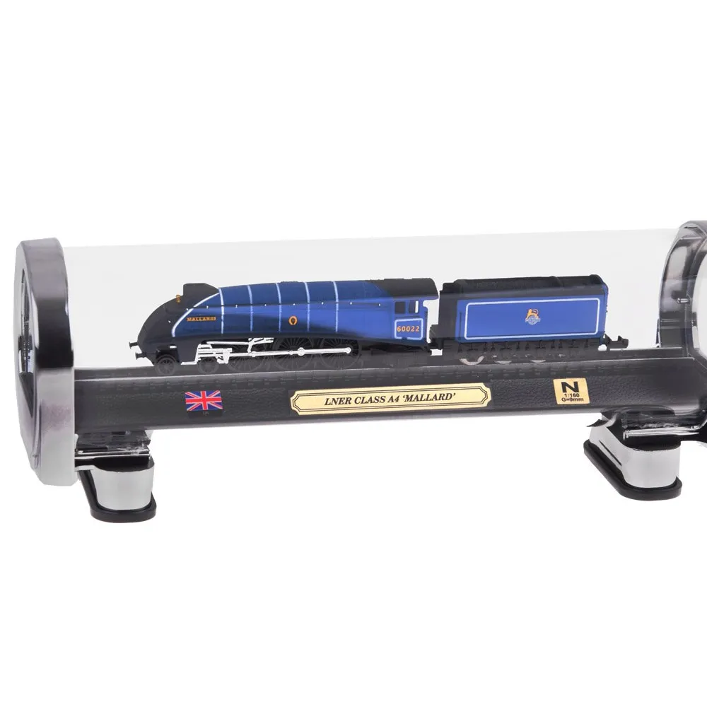 Miniatura lokomotywy LNER CLASS A4 z widoczną złotą tabliczką