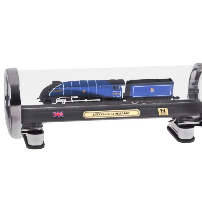 Miniatura lokomotywy LNER CLASS A4 z widoczną złotą tabliczką