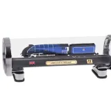 Miniatura lokomotywy LNER CLASS A4 z widoczną złotą tabliczką