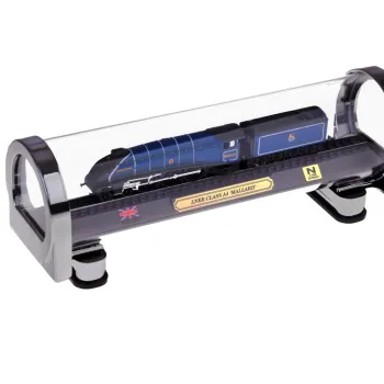 Elementy podstawki z flagą kraju i oznaczeniem skali