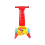 zbliżenie na kolorowe łapki pchacza pochłaniające piłeczki