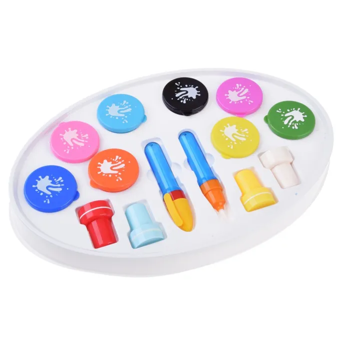 zbliżenie na magiczny pędzel wodny color draw w dłoni dziecka