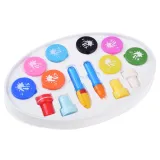 zbliżenie na magiczny pędzel wodny color draw w dłoni dziecka