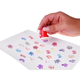 pędzelek wodny podczas malowania kolorów na arkuszu