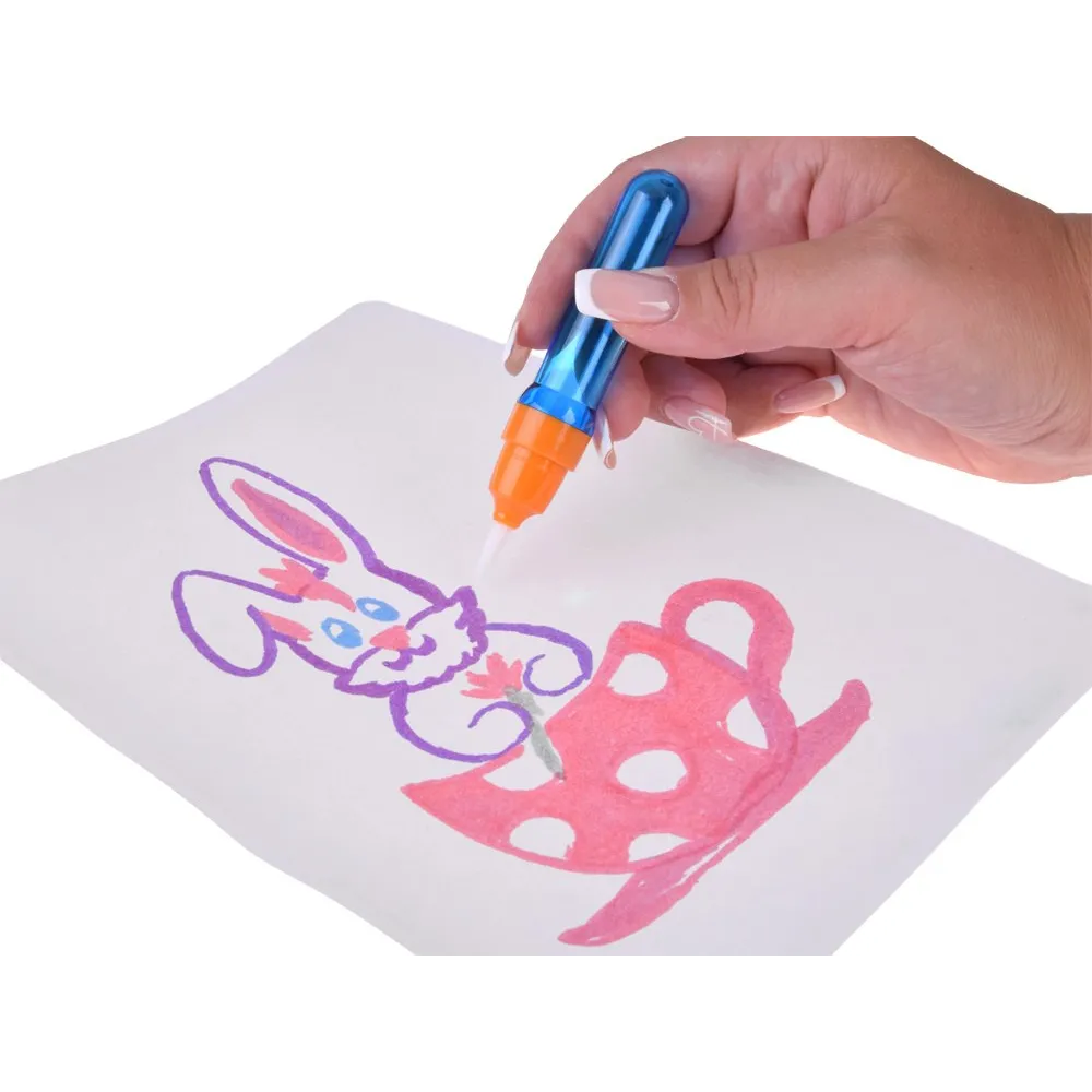 dziecko używające pisaka wodnego color draw na magicznym papierze