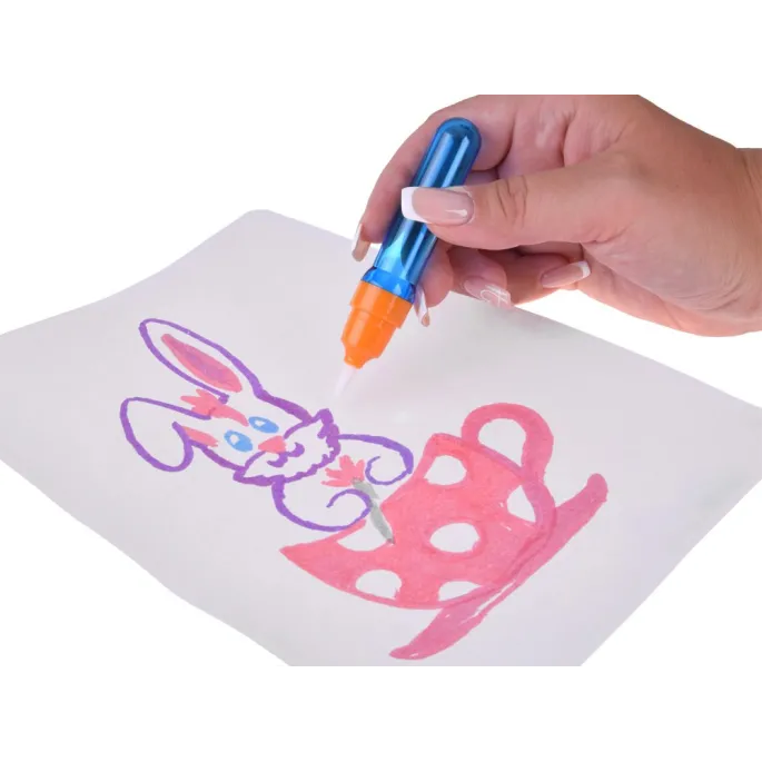dziecko używające pisaka wodnego color draw na magicznym papierze