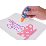 dziecko używające pisaka wodnego color draw na magicznym papierze