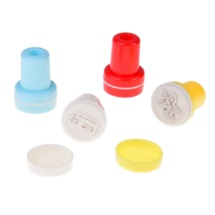 widoczne magiczne kolory odkrywające się na papierze po kontakcie z wodą