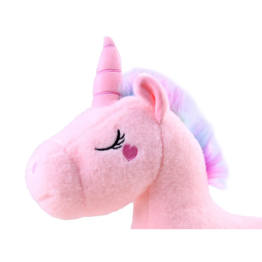 zbliżenie na różowy róg i kolorową grzywę maskotki jednorożca