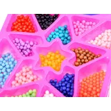 zbliżenie na kolorowe wodne koraliki w kilku woreczkach