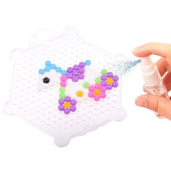 łączenie koralików wodą na podstawce przy pomocy aplikatora