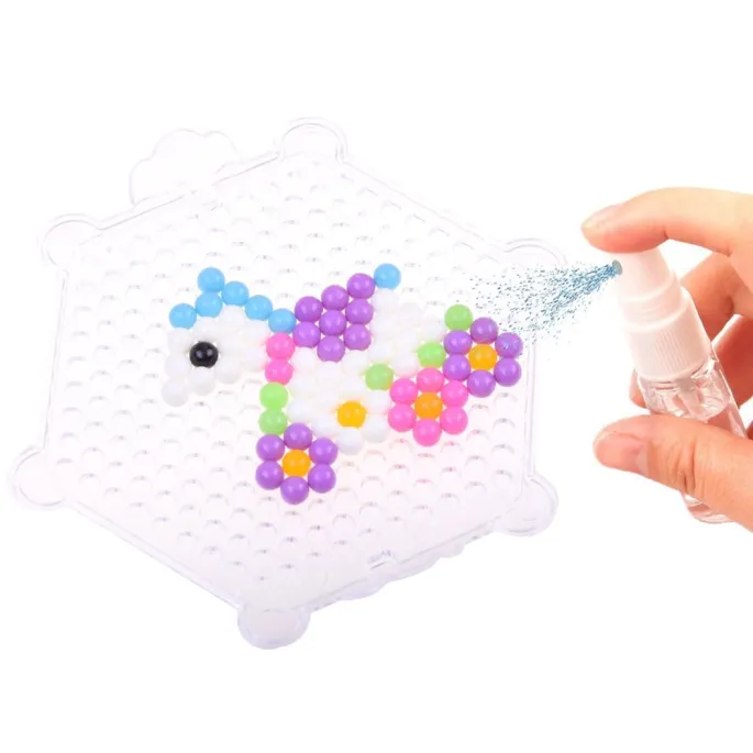 łączenie koralików wodą na podstawce przy pomocy aplikatora