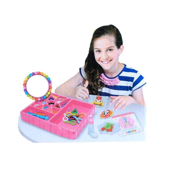 kompozycje stworzone z koralików na białym tle