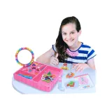 kompozycje stworzone z koralików na białym tle