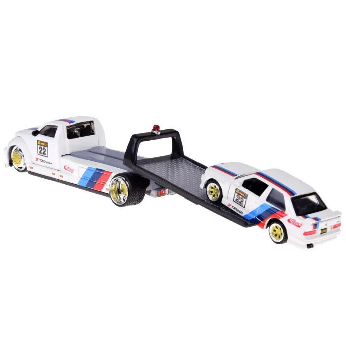 Miniaturowy zestaw Maisto na ekspozycji z widoczną białą kolorystyką