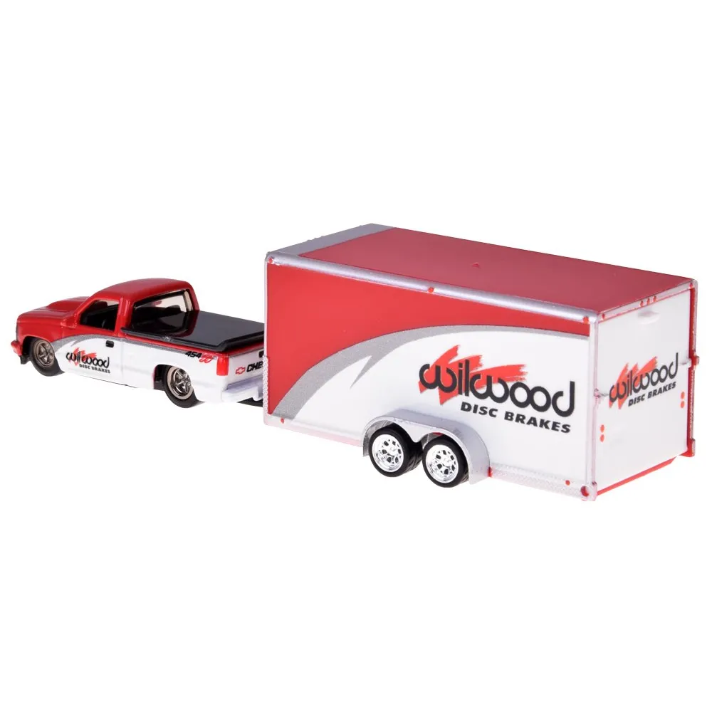 Widok zestawu z przyczepką i dwoma autami w skali 1:64