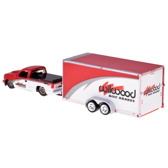 Widok zestawu z przyczepką i dwoma autami w skali 1:64