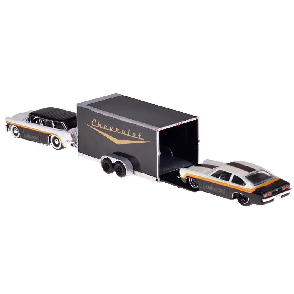 biało-czarne modele samochodów kolekcjonerskich firmy maisto w efekcie ekspozycji