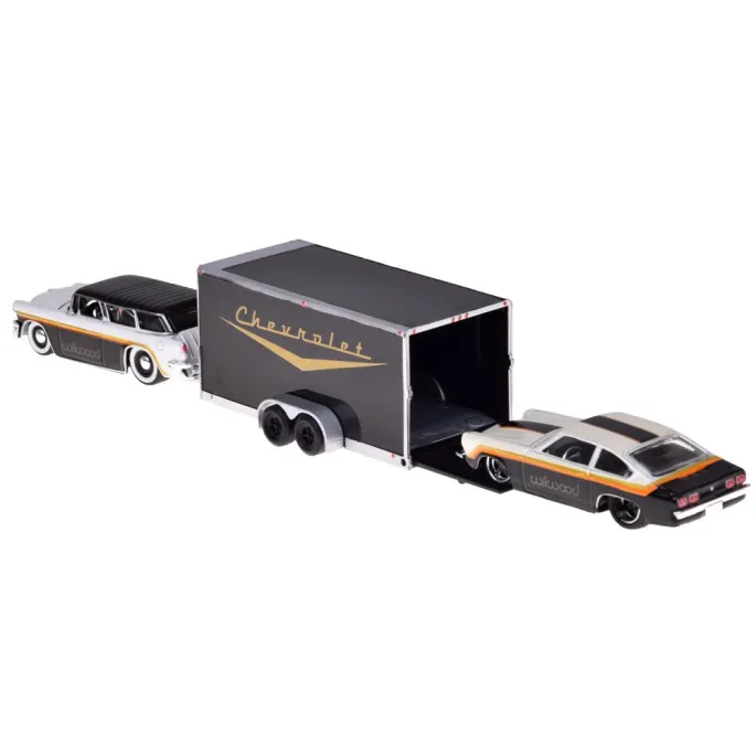 biało-czarne modele samochodów kolekcjonerskich firmy maisto w efekcie ekspozycji