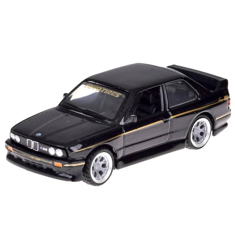 Zbliżenie na detale gumowych kół i nadwozia obu modeli