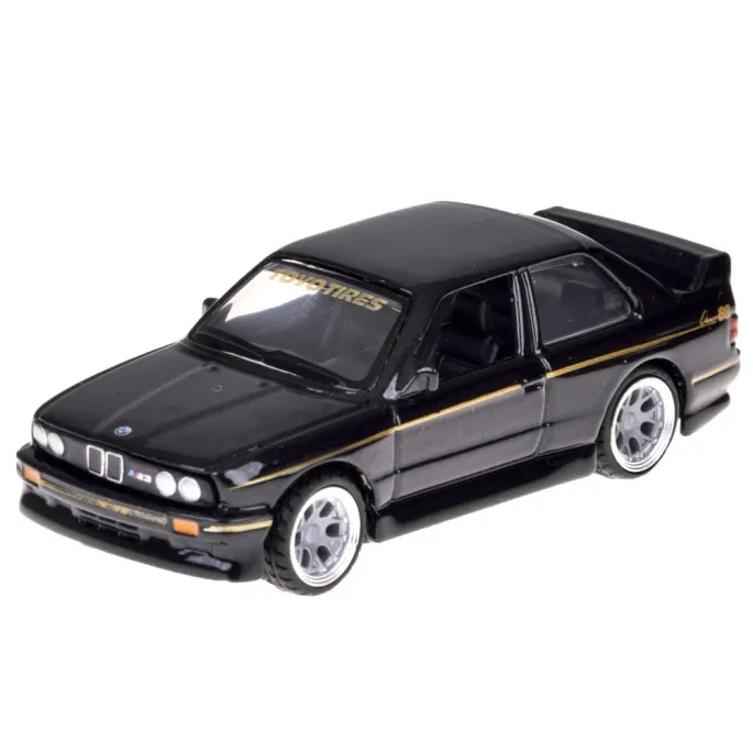 Zbliżenie na detale gumowych kół i nadwozia obu modeli