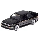 Zbliżenie na detale gumowych kół i nadwozia obu modeli