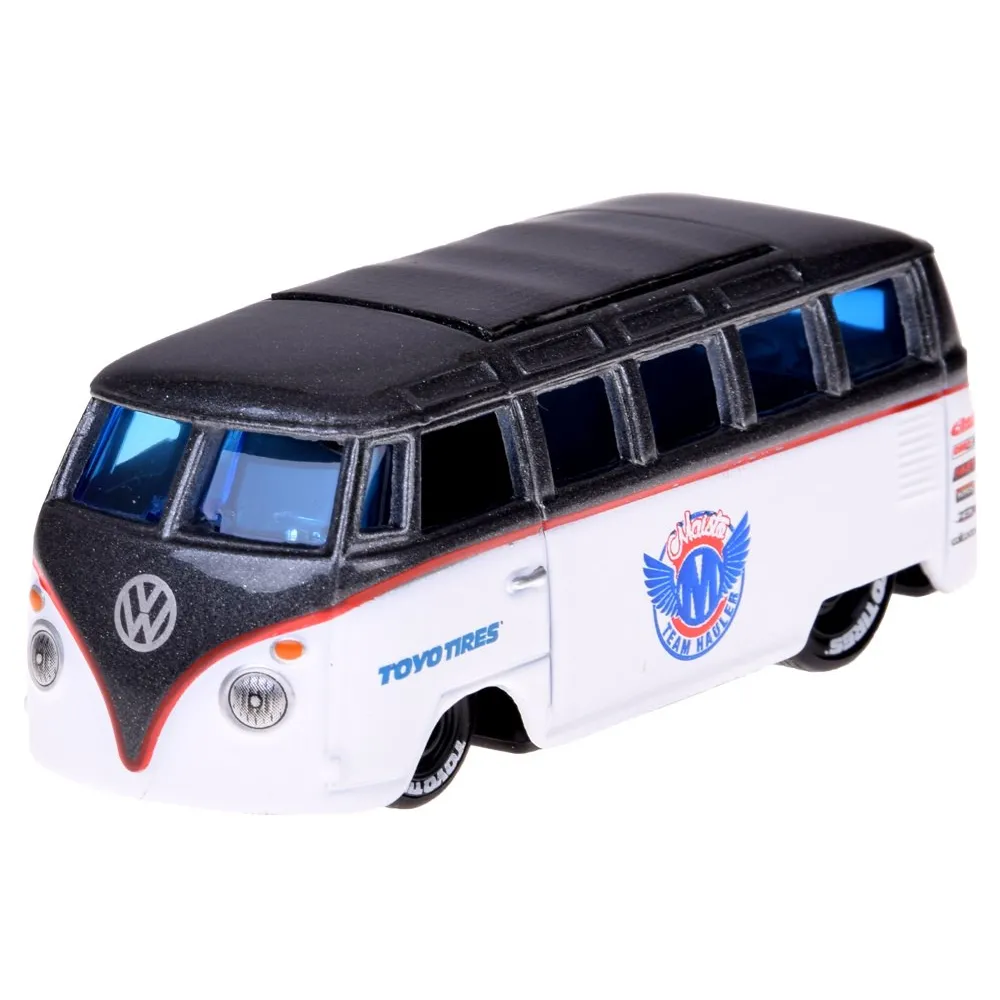 Srebrna przyczepka z modelem VW Beetle gotowa do zabawy