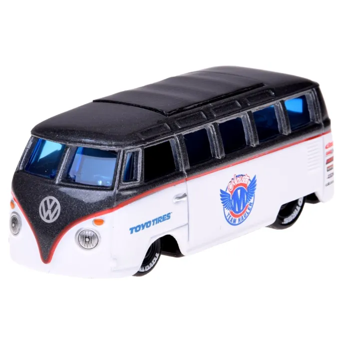 Srebrna przyczepka z modelem VW Beetle gotowa do zabawy