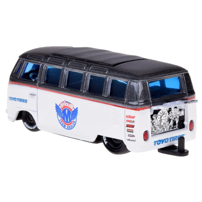 Ekspozycja białych metalowych autek Volkswagen oraz przyczepki