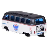 Ekspozycja białych metalowych autek Volkswagen oraz przyczepki