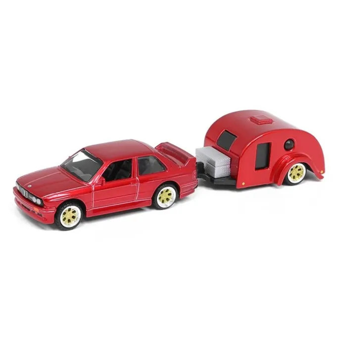 Zbliżenie na czerwone metalowe nadwozie miniaturowego BMW M3 1988