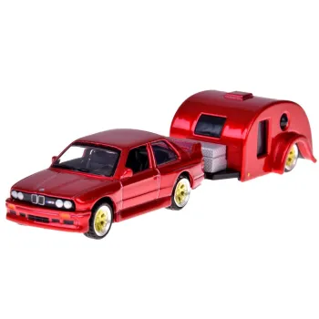 Oddzielona przyczepa kempingowa oraz samochód BMW M3 w zestawie Maisto